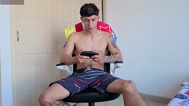 Cristopher23  online show from June 2026 01:39:02 PM