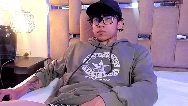 AkazaBoy  online show from February 2026 04:32:01 AM