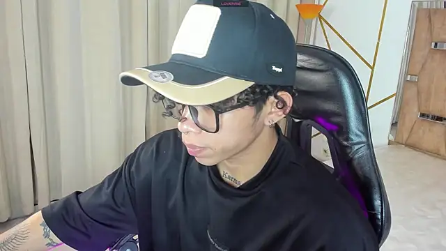 AkazaBoy  online show from May 2026 05:35:02 AM