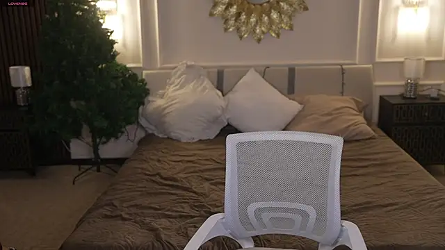 Magnetic Mia  online show from January 2026 01:32:01 AM