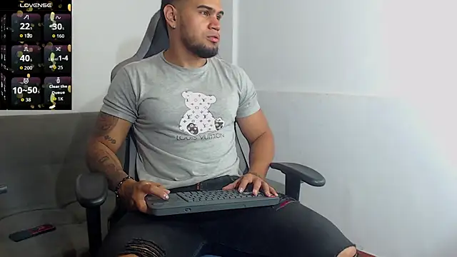 Snapshot of Aaron_Hunter_ chatting on September 2025 08:08:01 AM Aaron Hunter online show from September 2025 08:08:01 AM