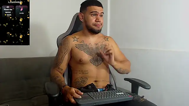 Snapshot of Aaron_Hunter_ chatting on October 2025 08:42:02 AM Aaron Hunter online show from October 2025 08:42:02 AM