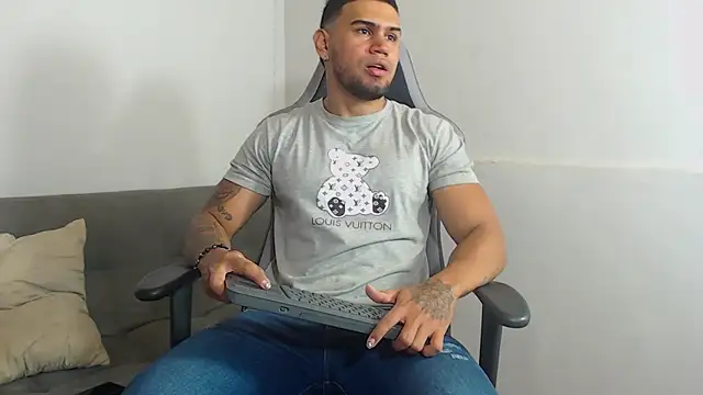 Snapshot of Aaron_Hunter_ chatting on October 2025 03:53:01 PM Aaron Hunter online show from October 2025 03:53:01 PM