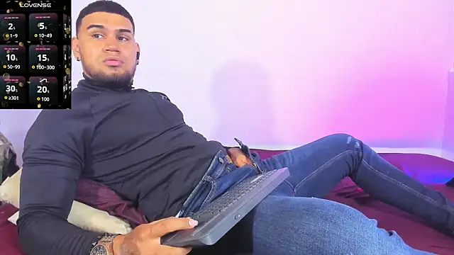 Snapshot of Aaron_Hunter_ chatting on November 2025 11:04:02 PM Aaron Hunter online show from November 2025 11:04:02 PM