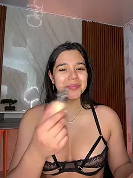 floriamANDjazmin online show from April 2026 07:09:01 PM