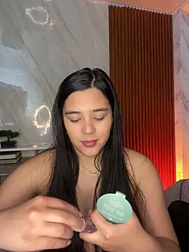 floriamANDjazmin online show from May 2026 07:11:02 PM