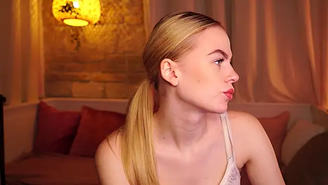 Snapshot of sn0w_barbie chatting on September 2025 08:41:01 AM sn0w barbie online show from September 2025 08:41:01 AM