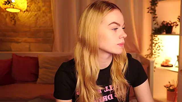 Snapshot of sn0w_barbie chatting on October 2025 08:44:01 AM sn0w barbie online show from October 2025 08:44:01 AM