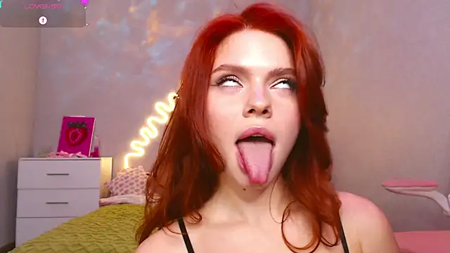 Snapshot of Red__Candy chatting on December 2024 03:42:01 PM Red Candy online show from December 2024 03:42:01 PM