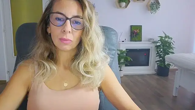 Snapshot of SukyGirl chatting on October 2025 08:04:02 AM SukyGirl online show from October 2025 08:04:02 AM