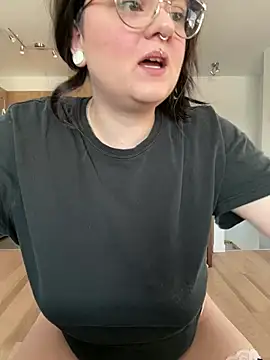 Snapshot of Sweetleeahxx chatting on February 2025 01:06:01 PM Sweetleeahxx online show from February 2025 01:06:01 PM