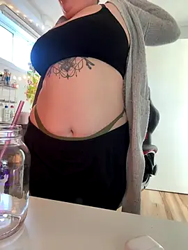 Snapshot of Sweetleeahxx chatting on October 2025 01:18:01 PM Sweetleeahxx online show from October 2025 01:18:01 PM