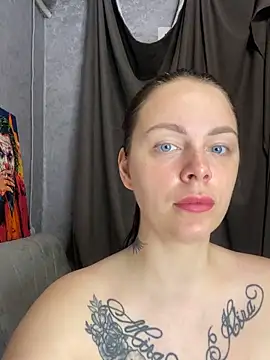 Lola Hale online show from May 2026 06:03:01 PM