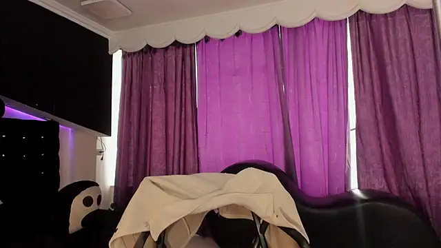 Coral Gibson online show from June 2026 01:31:02 PM