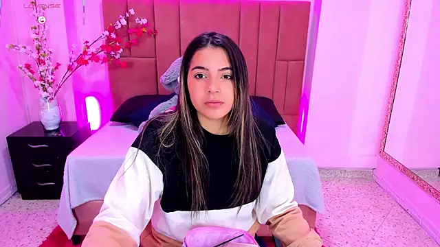 Snapshot of Leah_Means_ chatting on February 2025 01:24:01 PM Leah Means online show from February 2025 01:24:01 PM
