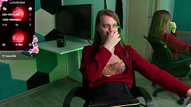 YukoFanee online show from November 2025 03:36:02 PM