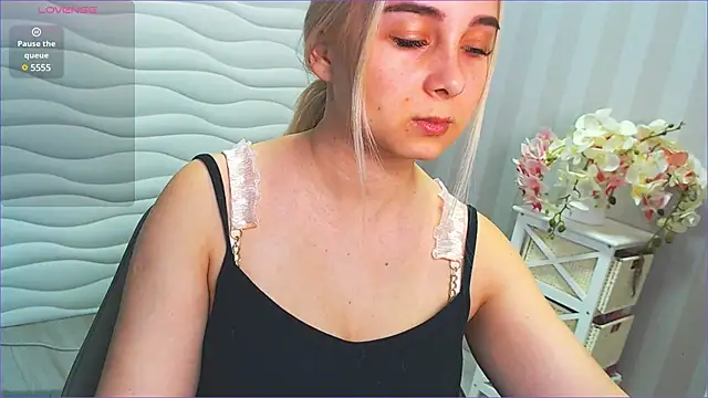 Snapshot of DolphinDreams chatting on December 2024 10:02:01 AM DolphinDreams online show from December 2024 10:02:01 AM