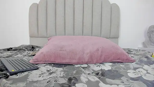 Snapshot of Nikki_Angel_ chatting on February 2025 10:26:01 PM Nikki Angel online show from February 2025 10:26:01 PM