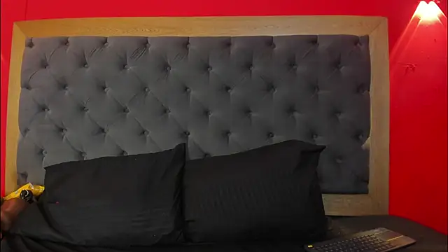 Snapshot of YayaHilton chatting on October 2025 05:17:01 AM YayaHilton online show from October 2025 05:17:01 AM