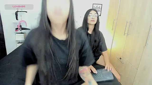 Snapshot of Annie-Hank chatting on December 2024 01:47:02 AM Annie-Hank online show from December 2024 01:47:02 AM