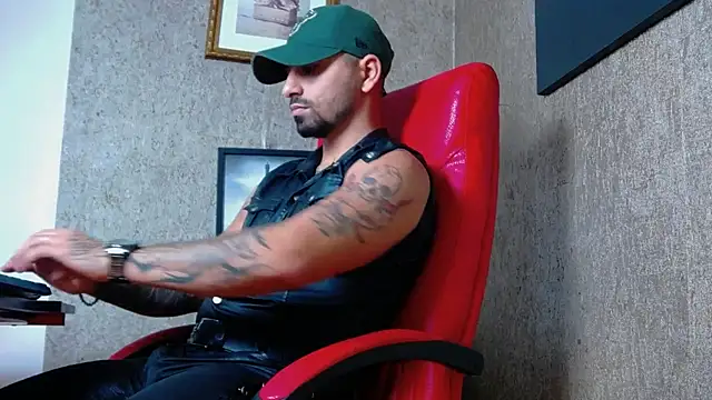 Snapshot of NigelBoydXXX chatting on January 2025 06:57:01 PM NigelBoydXXX online show from January 2025 06:57:01 PM