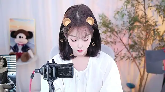 Snapshot of Arwyn-rr chatting on December 2024 01:13:02 PM Arwyn-rr online show from December 2024 01:13:02 PM