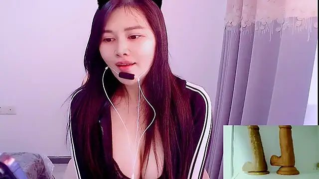 Snapshot of Little-sweet chatting on December 2025 03:44:02 AM Little-sweet online show from December 2025 03:44:02 AM