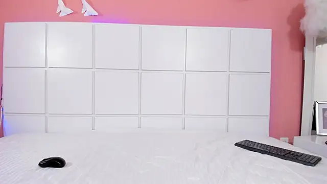 LaraSpark online show from January 2025 01:20:01 PM