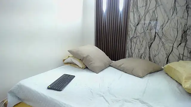 Snapshot of MartinaGuzmann chatting on February 2025 06:44:01 PM MartinaGuzmann online show from February 2025 06:44:01 PM