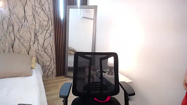 Snapshot of MartinaGuzmann chatting on February 2025 01:33:01 AM MartinaGuzmann online show from February 2025 01:33:01 AM