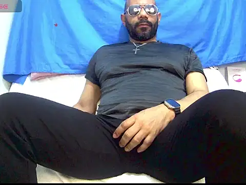 Snapshot of bruce_bigg chatting on April 2026 02:20:01 AM bruce bigg online show from April 2026 02:20:01 AM