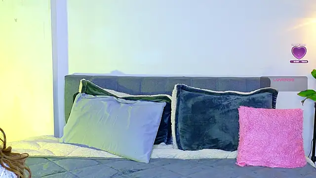 Rouse Hilton online show from October 2025 10:18:02 PM