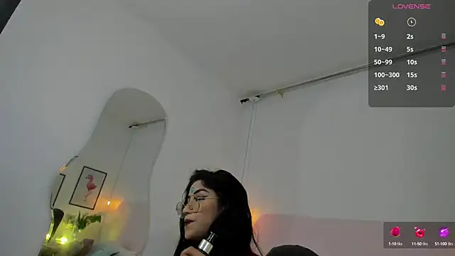 naomiii   online show from October 2025 12:06:01 PM