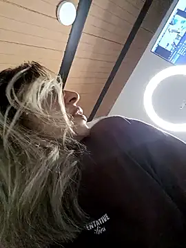 Karolgood3 online show from May 2026 09:46:02 PM