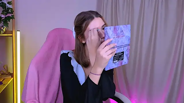 Snapshot of EmmaKeam chatting on September 2025 03:34:01 AM EmmaKeam online show from September 2025 03:34:01 AM