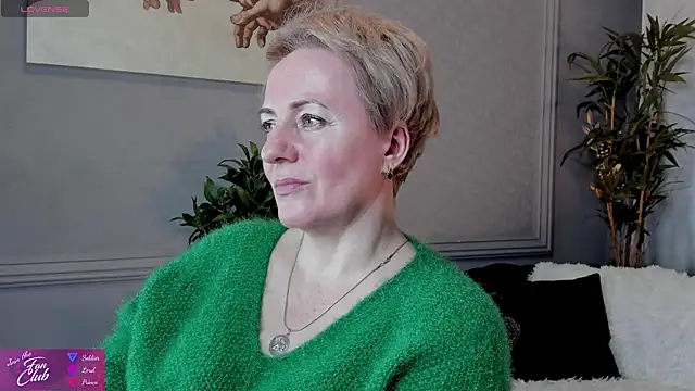 Snapshot of Nika_Smit chatting on February 2025 01:11:02 PM Nika Smit online show from February 2025 01:11:02 PM