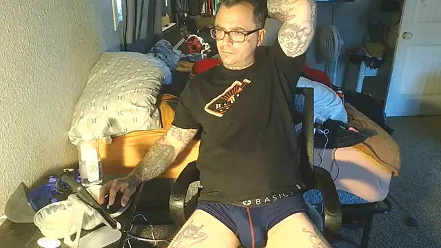 Snapshot of dadbod1178 chatting on March 2025 11:38:01 PM dadbod1178 online show from March 2025 11:38:01 PM