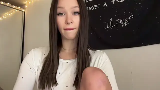 Snapshot of ur_molly chatting on November 2025 06:04:02 AM ur molly online show from November 2025 06:04:02 AM