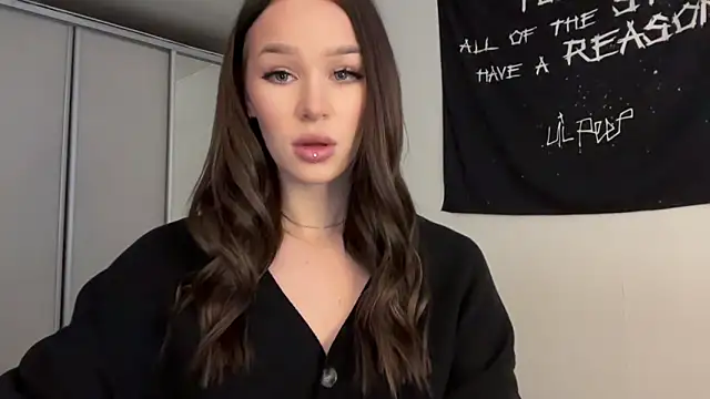 Snapshot of ur_molly chatting on December 2025 06:06:01 AM ur molly online show from December 2025 06:06:01 AM