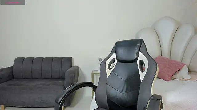 MaximusDick1  online show from June 2026 12:25:01 PM