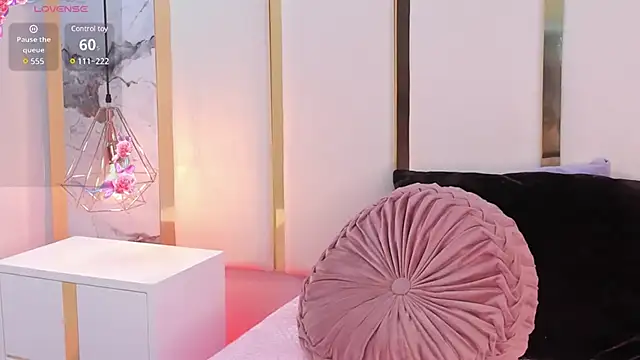 Snapshot of SalommeFlores chatting on February 2025 04:01:02 AM SalommeFlores online show from February 2025 04:01:02 AM