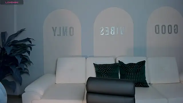ValeriaRoldanX online show from June 2026 11:37:01 AM