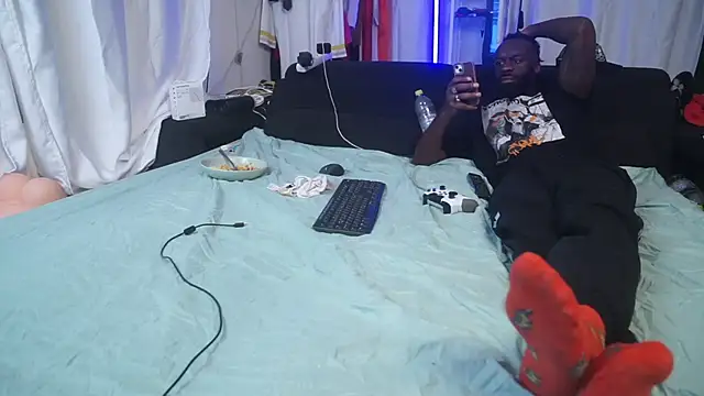 Snapshot of MacTroy chatting on November 2025 06:30:01 PM MacTroy online show from November 2025 06:30:01 PM