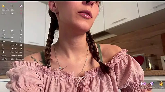 Snapshot of HellPeach chatting on December 2025 01:05:02 PM HellPeach online show from December 2025 01:05:02 PM