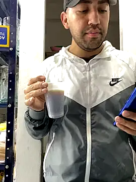 JuanZapata33 online show from December 2025 08:49:02 PM