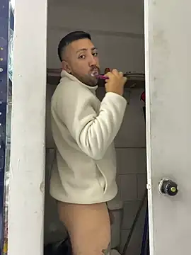 JuanZapata33 online show from January 2026 11:30:02 PM