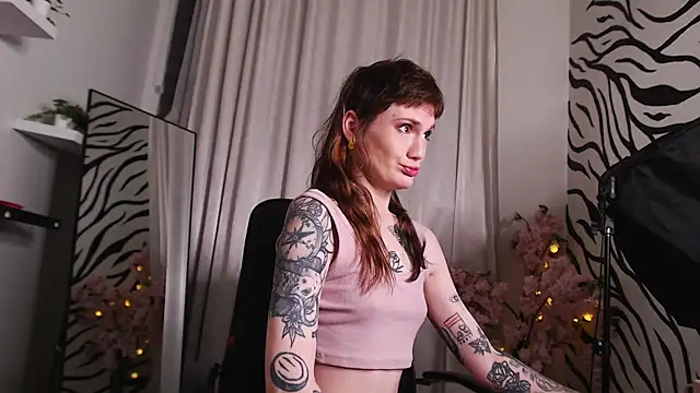 Snapshot of Fog_Foggy_Love chatting on October 2025 08:42:01 PM Fog Foggy Love online show from October 2025 08:42:01 PM