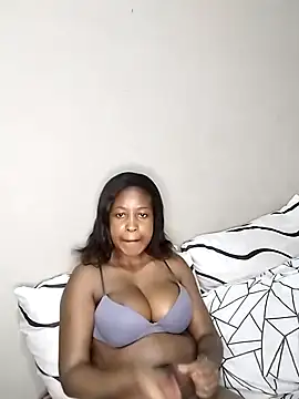 Snapshot of queenbboobs chatting on January 2025 05:40:01 PM queenbboobs online show from January 2025 05:40:01 PM