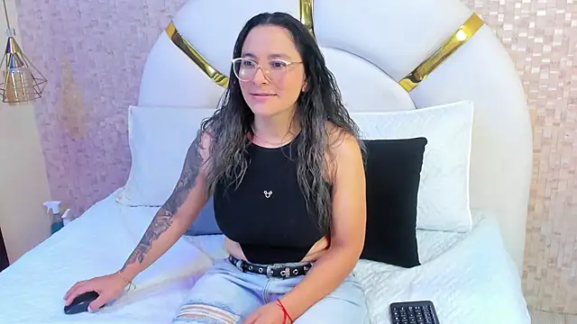 Snapshot of sophie_1 chatting on February 2025 03:31:02 AM sophie 1 online show from February 2025 03:31:02 AM