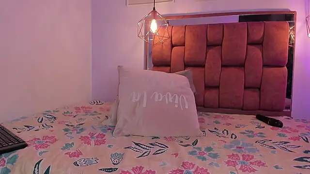 kristakinnky online show from November 2025 03:00:01 PM